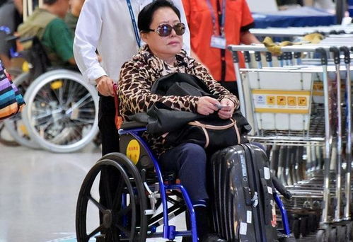 章子怡因在领奖后台摔倒坐轮椅出行